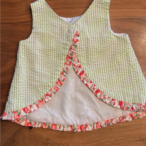 Iris & Ivy Seersucker Check Shorts Set with Floral Smocking and Trim - Picture 4 of 7